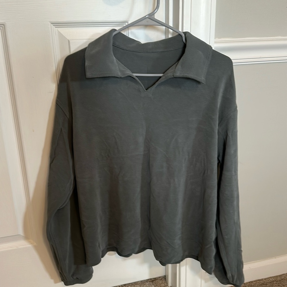 Lululemon size 6 greenish color